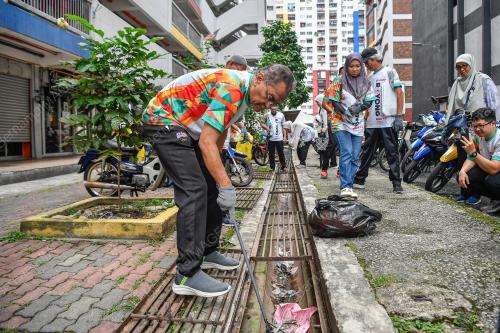 DATUK SERI DR.DZULKEFLY AHMAD