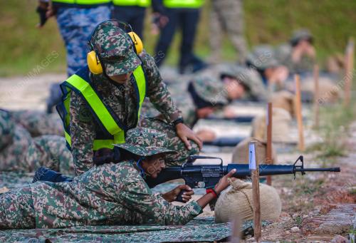 LATIHAN MENEMBAK PELATIH WANITA PLKN 3.0