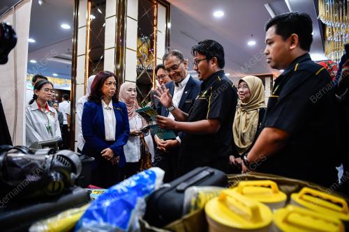 DATUK SERI DR DZULKEFLY AHMAD