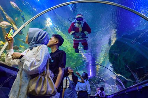 PERSEMBAHAN SANTA CLAUS AQUARIA