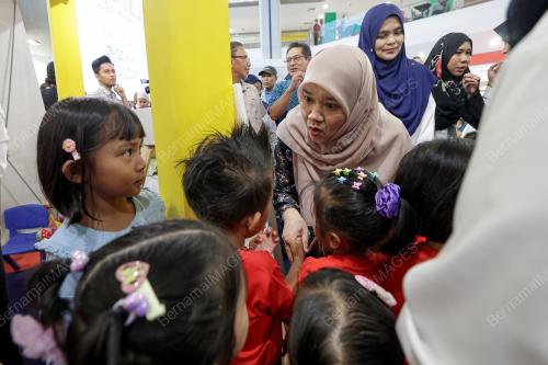FADHLINA SIDEK