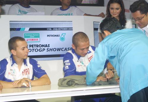 VALENTINO ROSSI DAN LORENZO