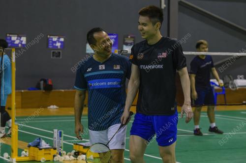 LATIHAN BADMINTON