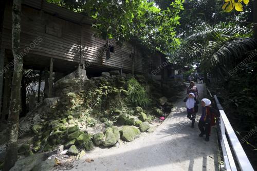 KAMPUNG ORANG ASLI BATU 12