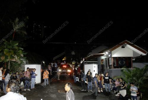 PERKARANGAN RUMAH DATUK SERI ANWAR IBRAHIM