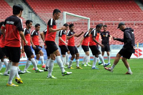 KL24_23112012_PIALA_AFF