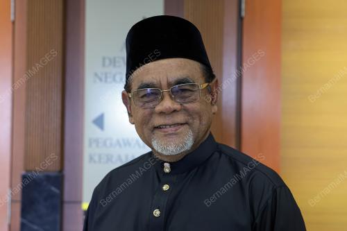 ANGKAT SUMPAH AHLI DEWAN NEGARA