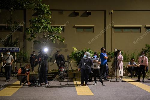 PENGAMAL MEDIA MENANTI PENGUMUMAN PERDANA MENTERI SUSULAN TITAH YANG DIPERTUAN AGONG BERKENAAN KETIADAAN DARURAT