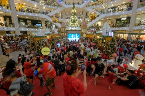 PUSAT BELI-BELAH SESAK DENGAN KUNJUNGAN PELANGGAN SEMPENA KRISMAS