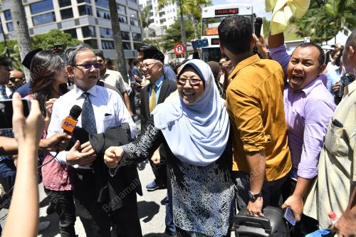 AHLI PARLIMEN KELUAR DARI PERKARANGAN ISTANA