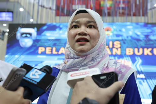FADHLINA SIDEK