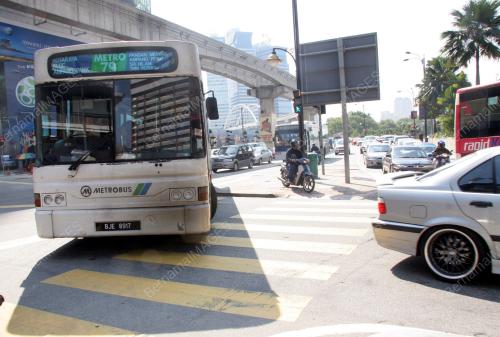 BAS DAN KERETA "POTONG JALAN"