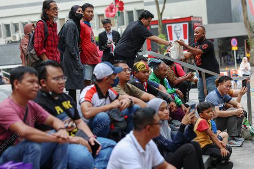 PENGHIBUR JALANAN