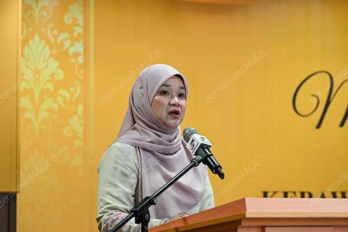 FADHLINA SIDEK