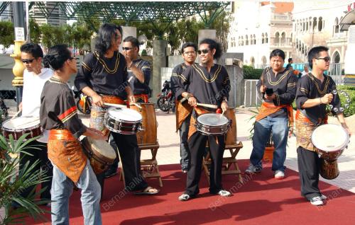 LEBUH SENI