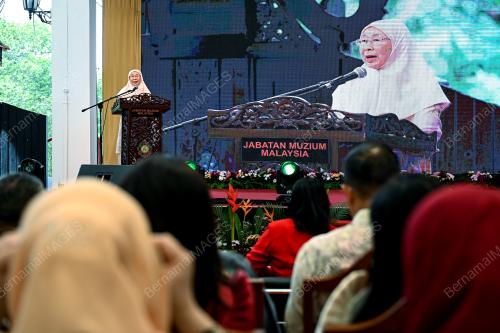 DATUK SERI DR WAN AZIZAH WAN ISMAIL