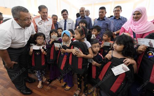 KL25_05122017_BANTUAN_BN201712043256