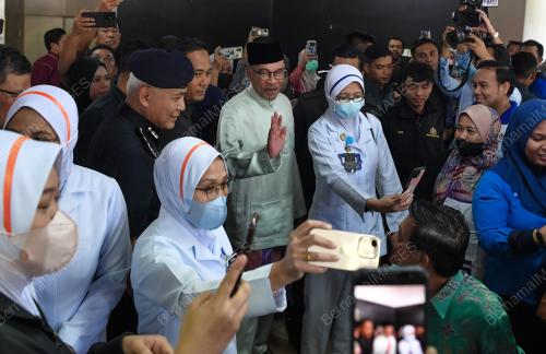 ANWAR IBRAHIM MAKAN TENGAHARI