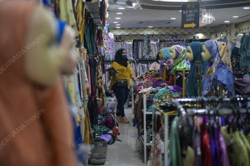 TINJAUAN WARGA KOTA MEMBELI BAJU RAYA AWAL UNTUK MENGELAKKAN KESESAKKAN MENJELANG AIDILFITRI