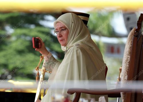 TUNKU AZIZAH AMINAH MAIMUNAH ISKANDARIAH