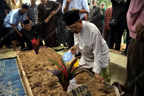 KL25_08122014_PENGEBUMIAN