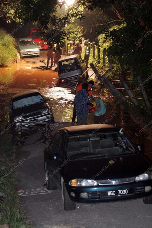TANAH RUNTUH