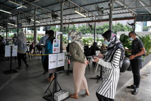 ORANG RAMAI MAKAN DI DALAM KEDAI