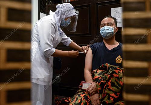 BARISAN HADAPAN MENERIMA SUNTIKAN VAKSIN