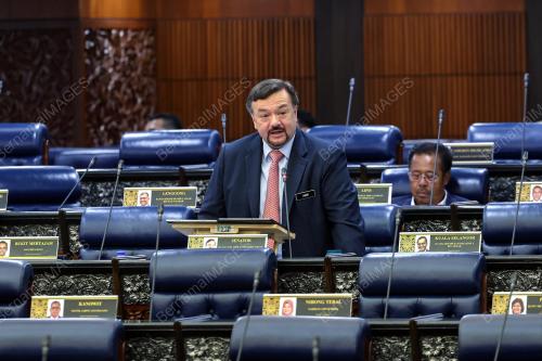 DATUK SERI AMIR HAMZAH AZIZAN