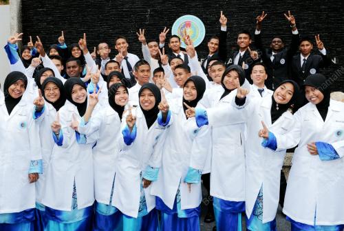 SISWA FAKULTI PERUBATAN DAN KESIHATAN PERTAHANAN
