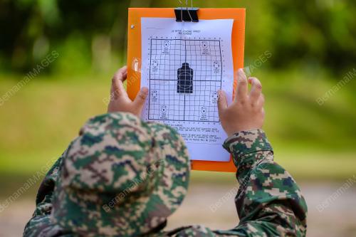 LATIHAN MENEMBAK PELATIH WANITA PLKN 3.0