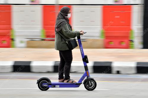 TINJAUAN E-SCOOTER