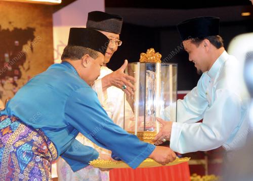 KL25_13072012_AGONG
