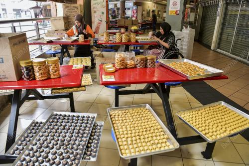BISKUT RAYA
