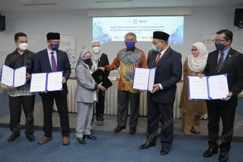 DATUK SERI DR ADHAM BABA