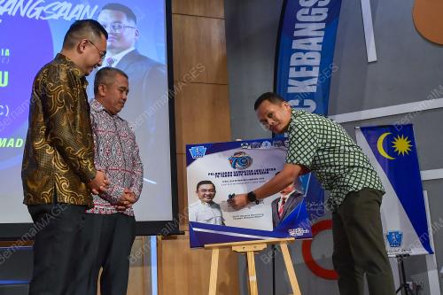 NIK NAZMI NIK AHMAD