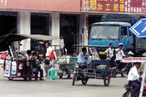 A DAY MARKET IN HAIKOU