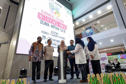 FADHLINA SIDEK
