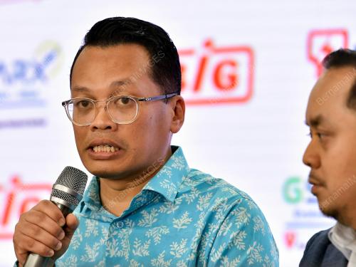 NIK NAZMI NIK AHMAD