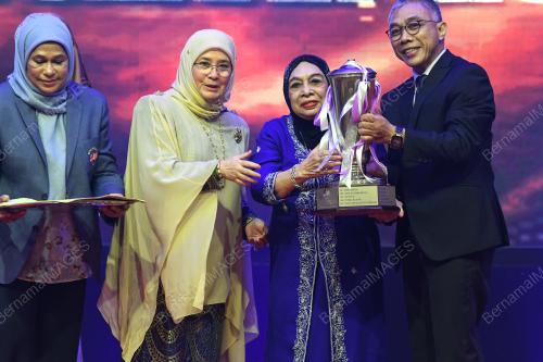 TUNKU AZIZAH AMINAH MAIMUNAH ISKANDARIAH
