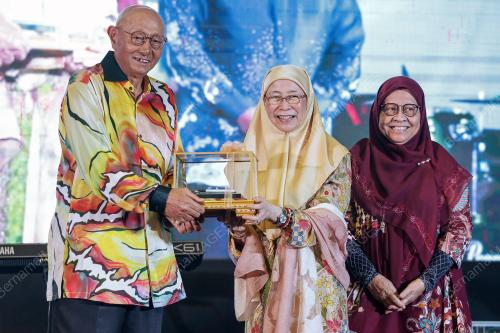 DATUK SERI DR WAN AZIZAH WAN ISMAIL