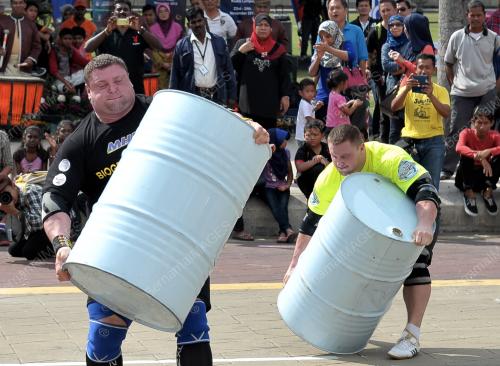 KL25_23112013_STRONGMAN