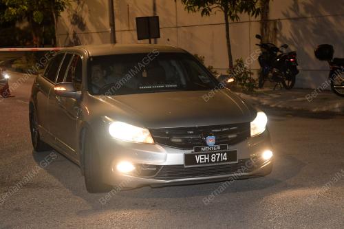 KENDERAAN YANG DIPERCAYAI MEMBAWA PARA PEMIMPIN MENINGGALKAN KEDIAMAN PM