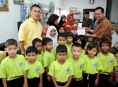 BANTUAN KEPADA MANGSA TANAH RUNTUH
