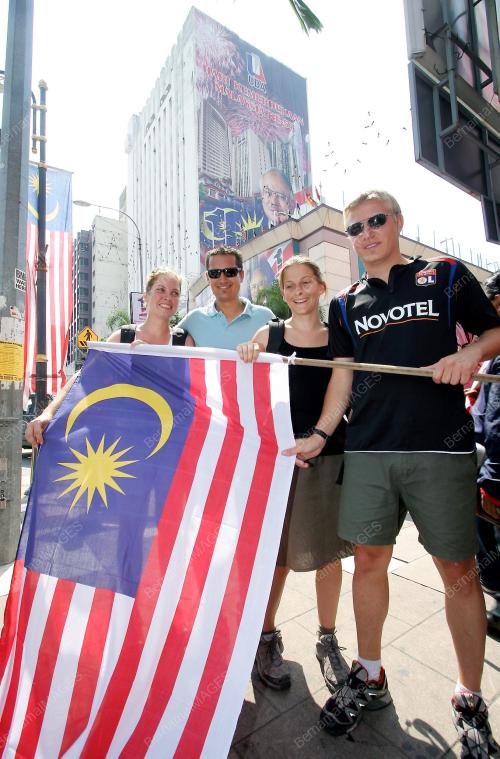MERAKYATKAN KIBARAN JALUR GEMILANG