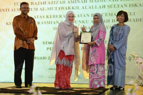 TUNKU AZIZAH AMINAH MAIMUNAH ISKANDARIAH