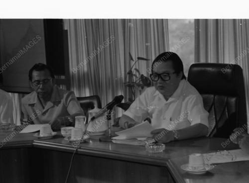 LEE SAN CHOON MEET TRANSPORT OPERATORS AT HIS OFFICE