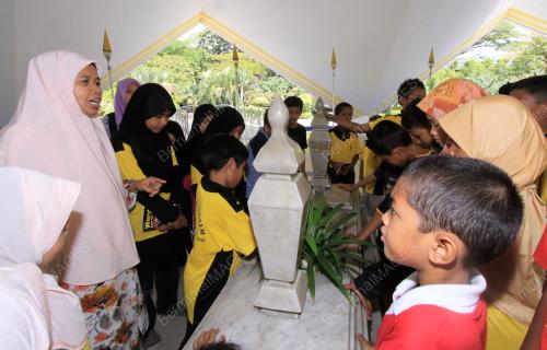 KL25_30052012_MAKAM_PAHLAWAN