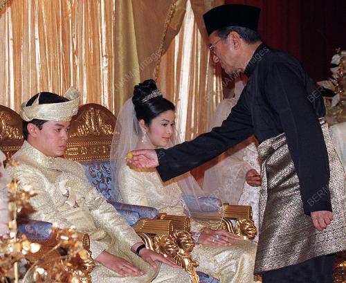 DR MAHATHIR MOHAMAD