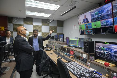 KUNJUNGAN NADMA KE PEJABAT PENGERUSI BERNAMA